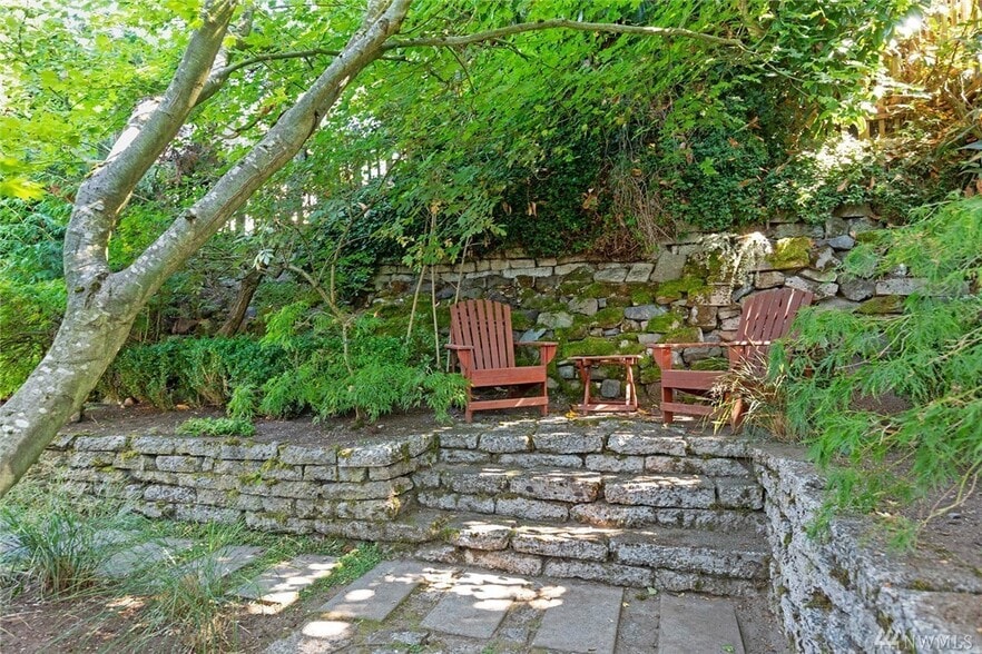 Backyard - 911 W Howe St
