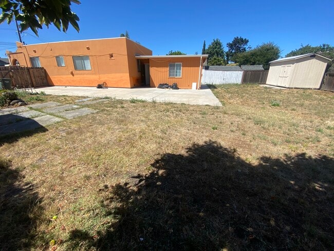 Building Photo - 914 Alice Ave