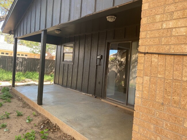 Building Photo - Newly Updated 2 Story Duplex