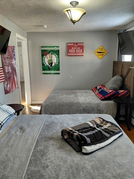 Building Photo - 12 Oak Ln