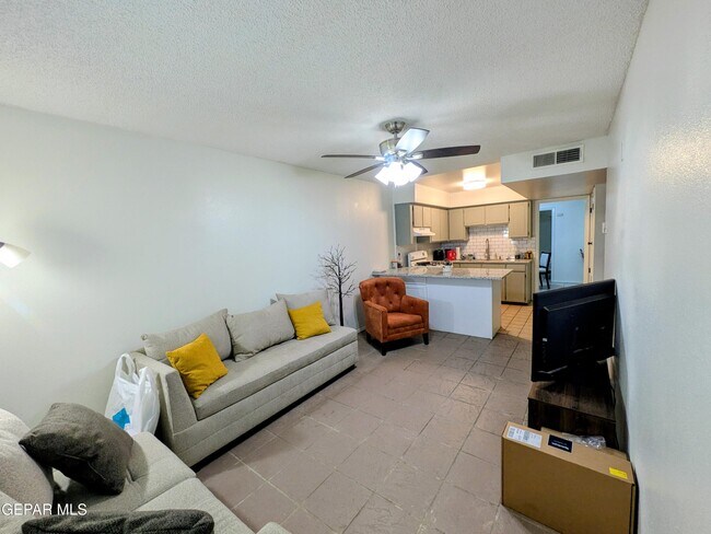 Building Photo - 709 Tays St