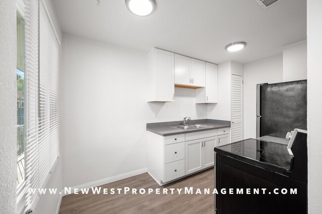 Building Photo - Light and bright Sherman Heights 1 Bedroom...