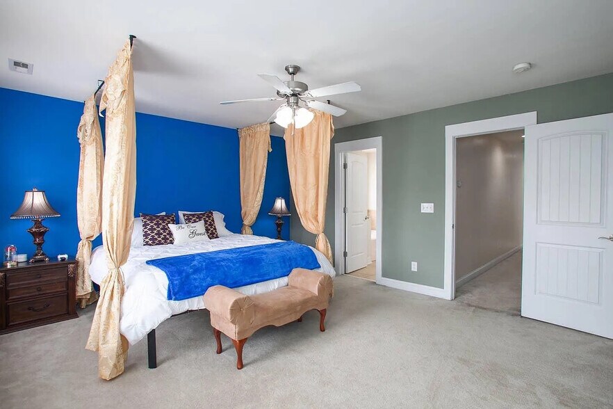 Building Photo - Room in House on Dubois Court