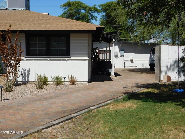 Building Photo - 1618 W Gardenia Dr