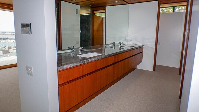 Building Photo - La Playa living with stunning city, ocean ...