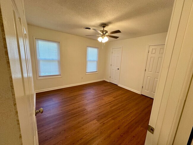 Building Photo - 2 BEDROOM/ 1.5 BATHROOM TOWNHOME-WALKING D...