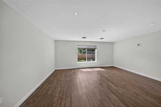 Building Photo - 324 NE 34th St