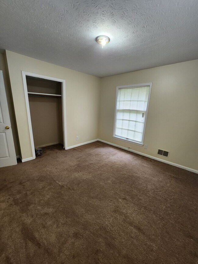 Building Photo - 3 Bedroom, 2 Bathroom Home