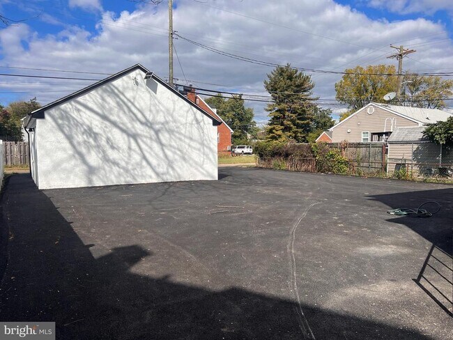 Building Photo - 6722 Brentwood Ave