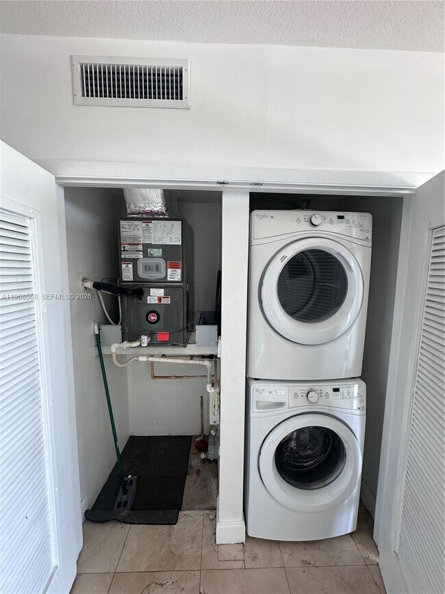 Building Photo - 1401 SW 22nd St