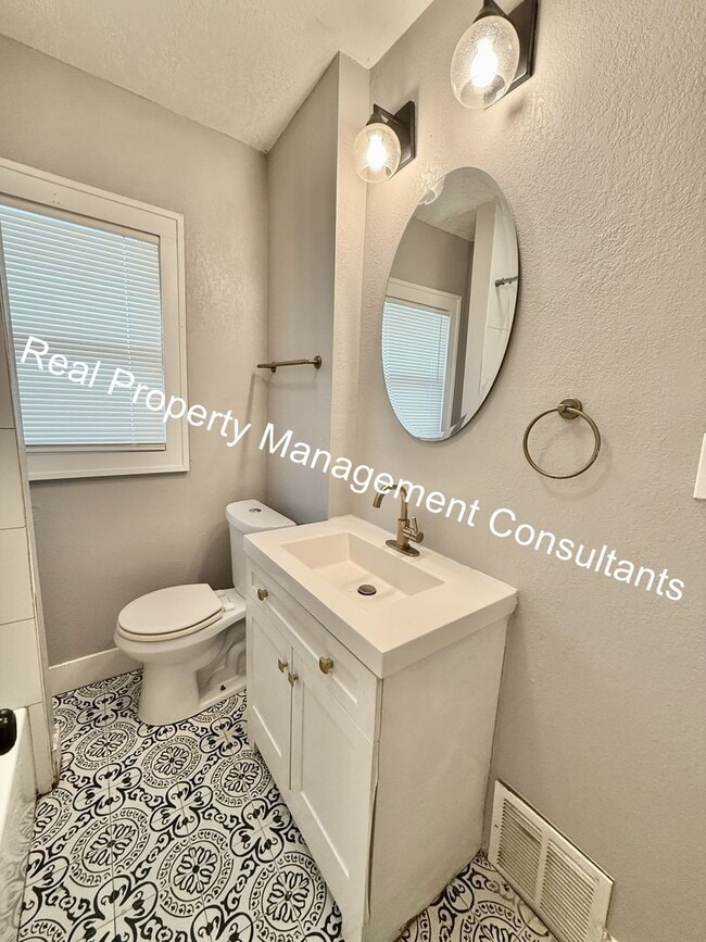 Building Photo - 3-Bedroom Home with Modern Updates Throughout