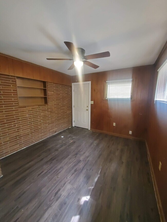 Building Photo - 2828 N 5th Ave