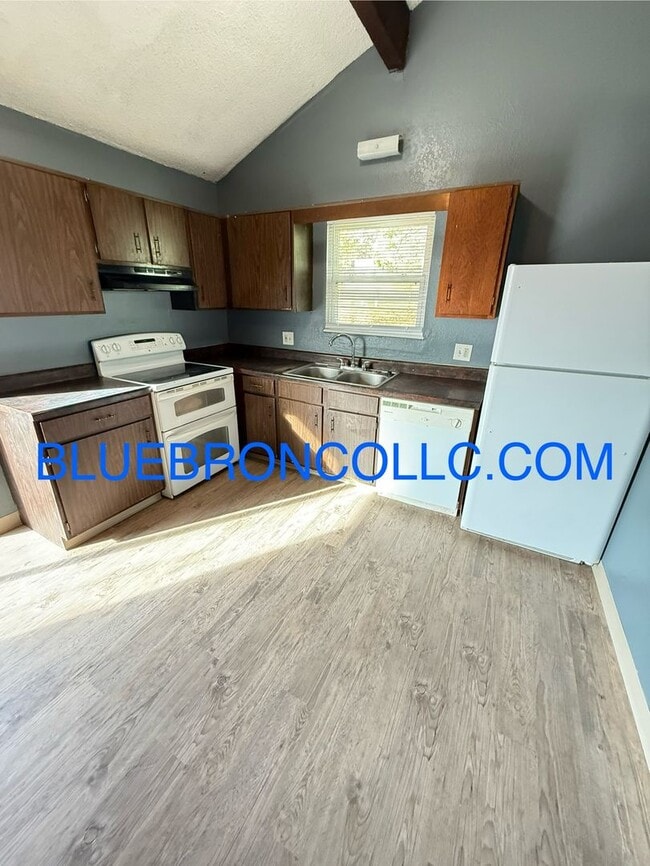 Building Photo - Newly renovated 2 bedroom with fresh paint and new flooring!