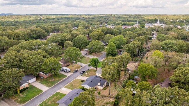 Building Photo - 6412 Chippewa Dr