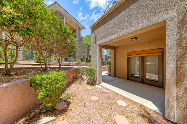 Building Photo - Beautiful Summerlin townhome, 3 bed, 2.5 bath, on 1st floor.