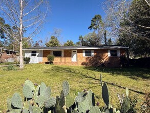 Building Photo - 4 bed, 2 bath ranch-style home just minute...