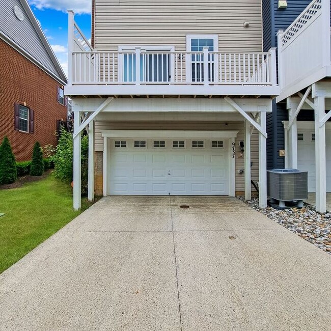 Building Photo - Gorgeous 3-Level End Unit Townhome, 3 Bedr...