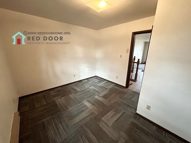 Building Photo - 621 Park Dr N