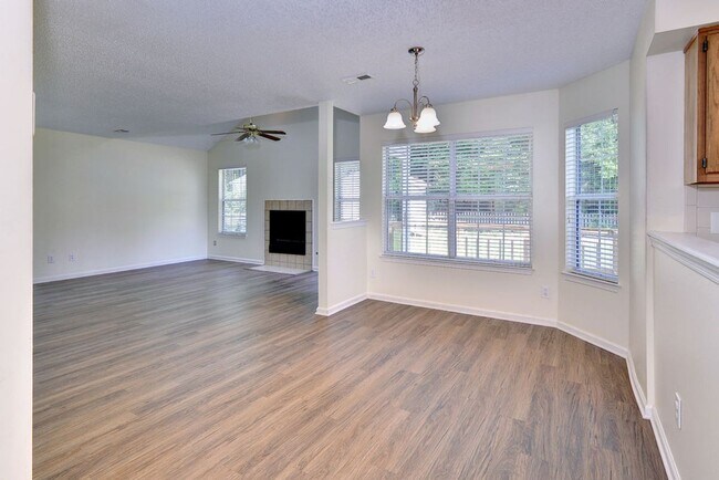 Building Photo - Convenient Coventry Home