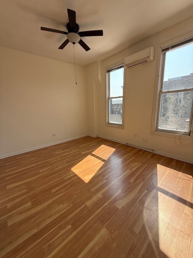 Building Photo - 1450 W Chicago Ave
