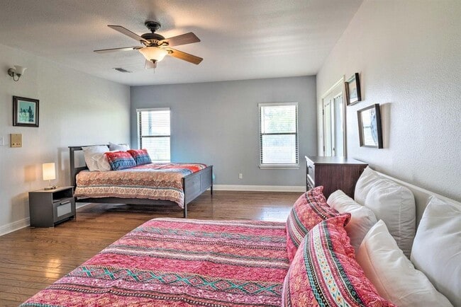 Building Photo - 15805 Richards Dr