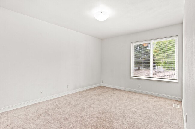 Building Photo - 4905 Bridgepointe Pl