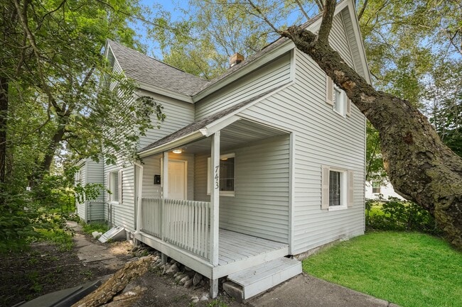 Building Photo - 743 Diamond Ave