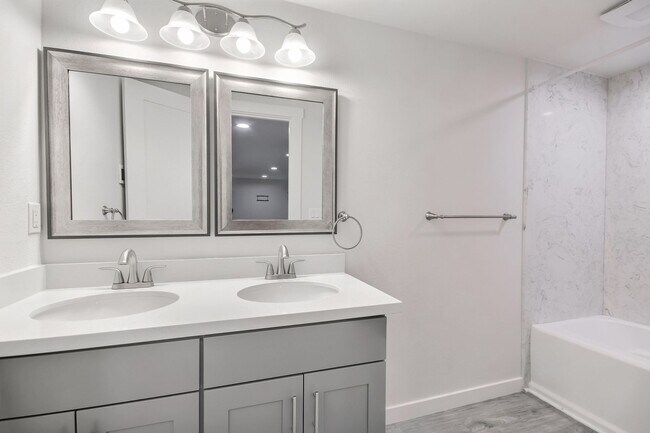 Building Photo - Beautifully renovated Home Briarwood!