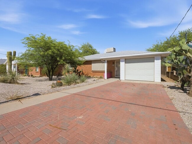 Building Photo - Charming 2-Bedroom Home with Vintage Character & Modern Comforts