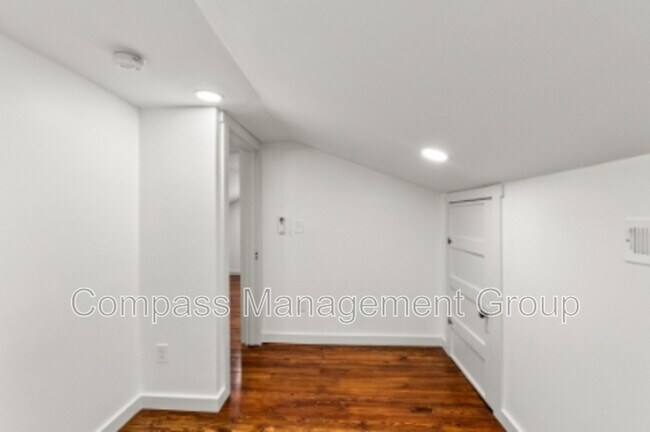 Building Photo - 3201 Davenport Rd