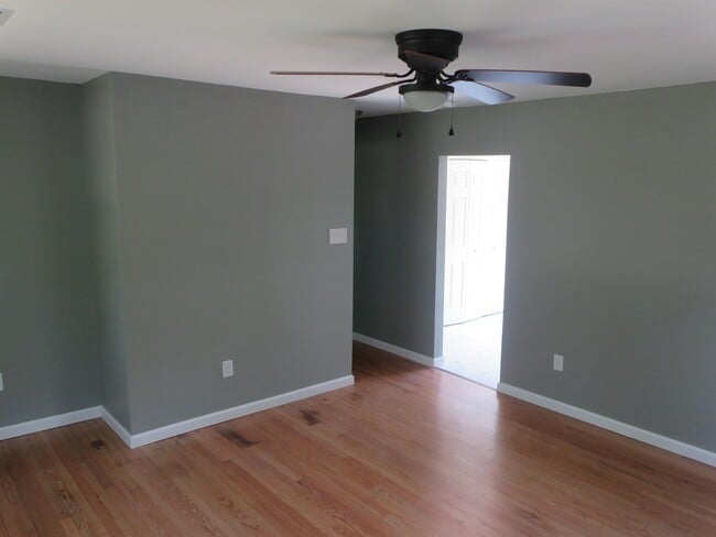 Building Photo - 324 2nd St