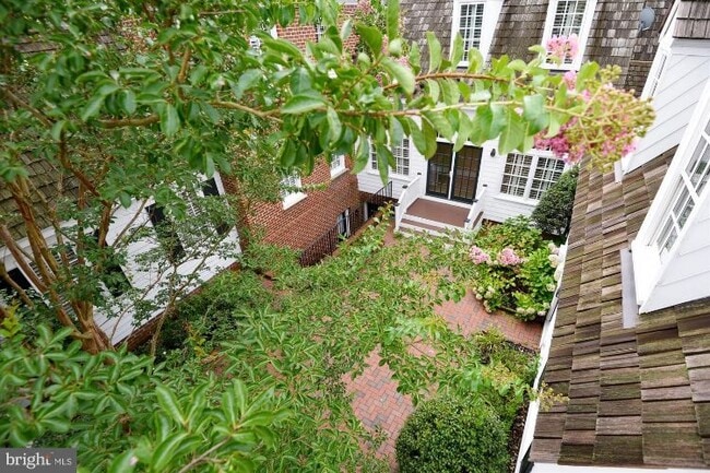 Building Photo - 9880 Palace Green Way