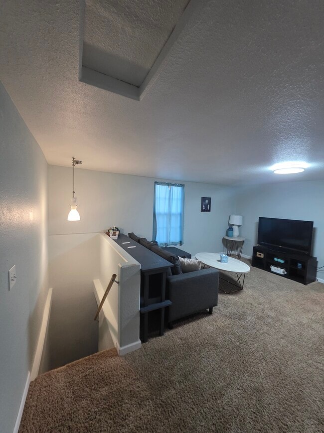 Building Photo - Oasis on F