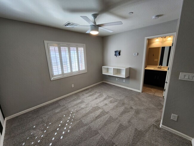 Building Photo - Three Level Mountains Edge Townhome