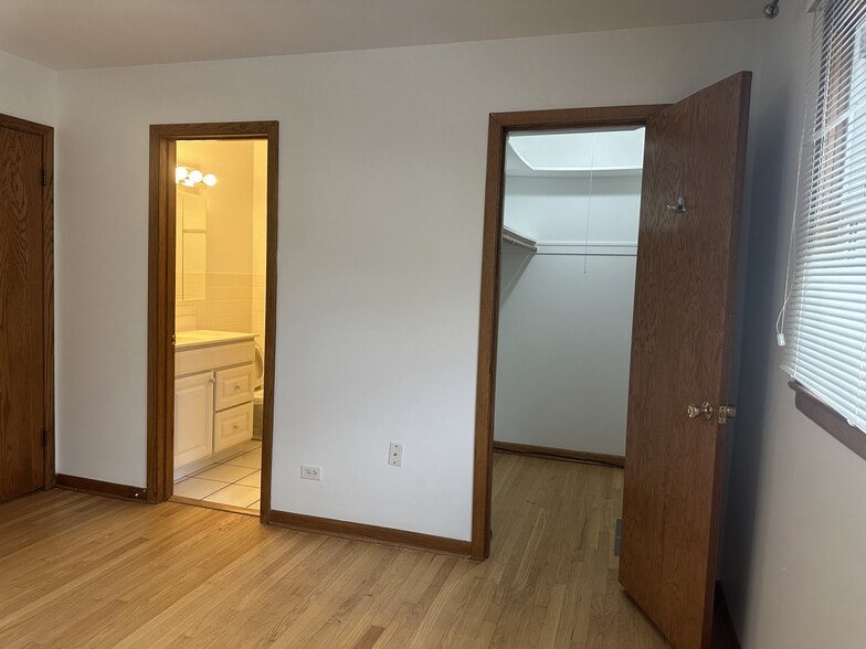 Master Bedroom - 1336 N Northwest Hwy