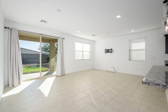 Building Photo - 17837 W Pinnacle Vista Dr