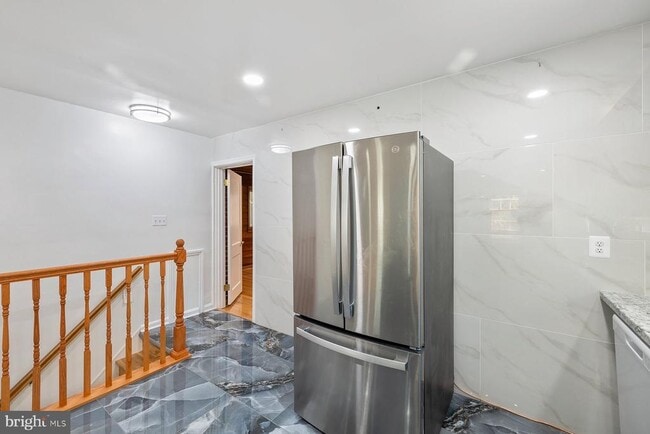 Building Photo - 2913 Collins Ave