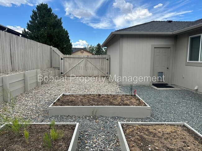 Building Photo - 877 Vista Park Dr