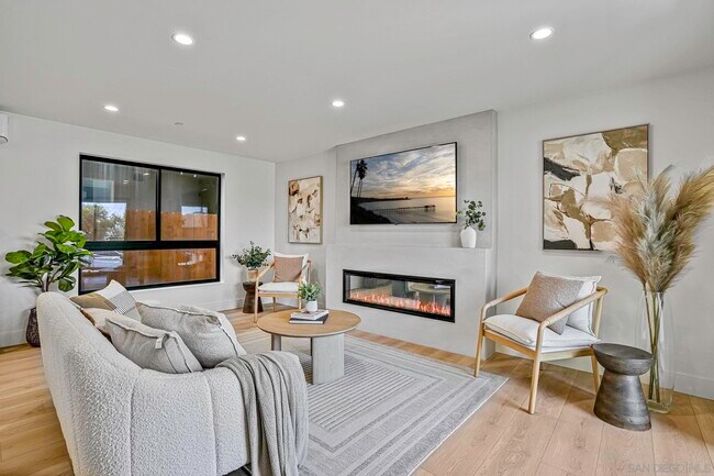 Building Photo - 2124 San Clemente St