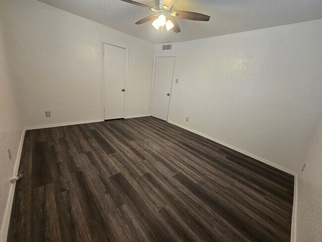 Building Photo - Spacious Home, Pets welcome