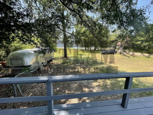 Building Photo - Cozy Lake View 2 Bed 1 Bath house for rent!