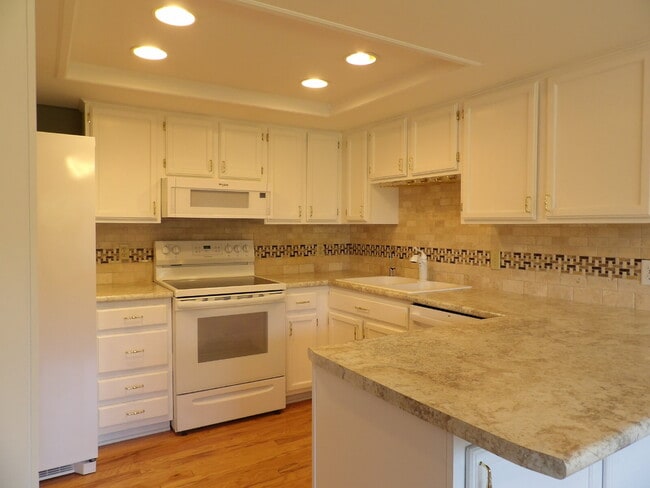 Building Photo - 6095 Courtly Alcove