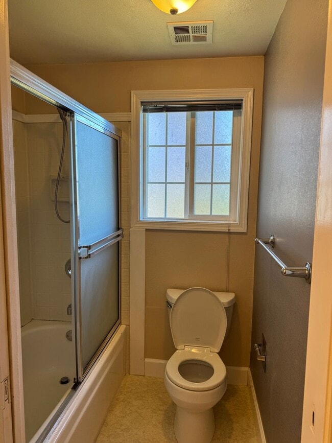 Building Photo - 2-bedroom/1 bathroom duplex with garage and shed!