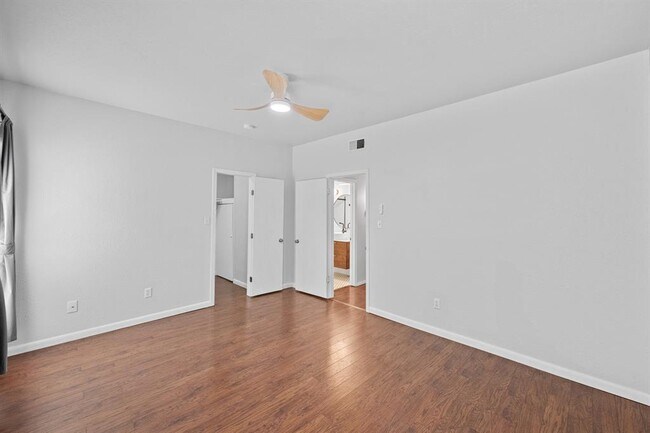 Building Photo - 1217 1/2 W 39th St