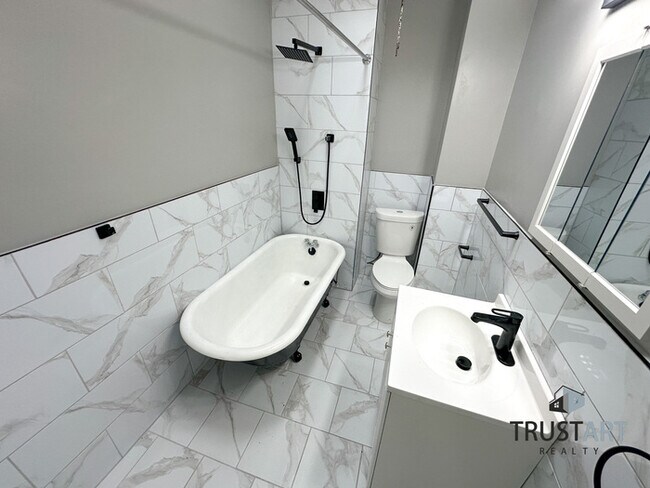 Building Photo - 3 Bedroom townhome in neark Parkland, Phil...