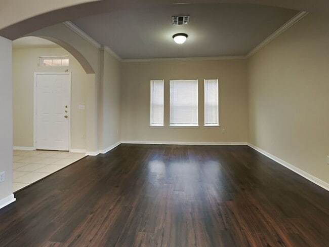 Building Photo - No Applications Fees* $500 off first month...