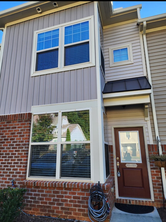 Building Photo - 71 Pocono Dr