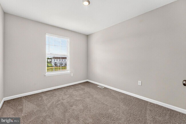Building Photo - 157 Essex Dr