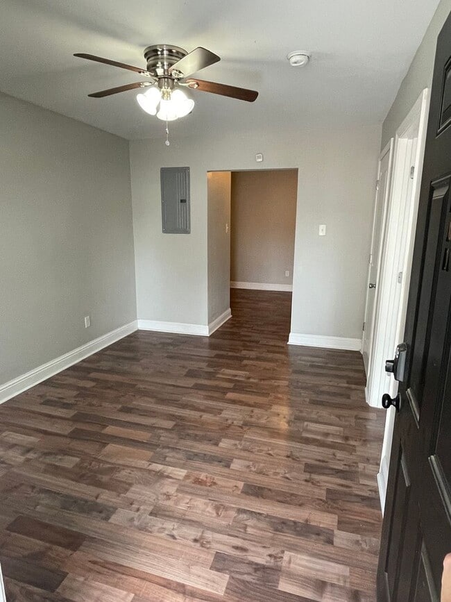 Building Photo - Renovated 1BD in Gated Complex. Washer and Dryer in Unit. Shared Outdoor Space.