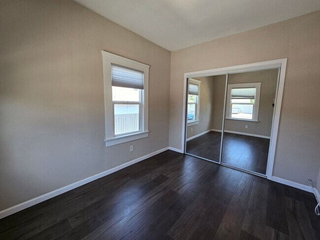 Building Photo - 3BD/2BA w/ Driveway Parking!